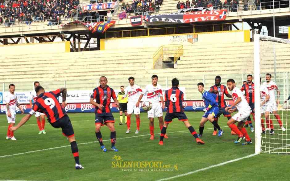 Genchi insacca il gol vittoria (@F. Capriglione per Salento Sport)