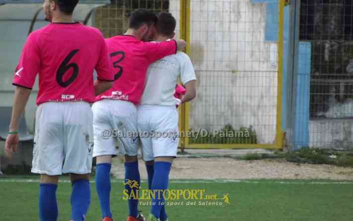 3 Ciurlia,6 Pasca si complimentano con Margarito per il gol - racale lizzano 21 130316 ss palamà