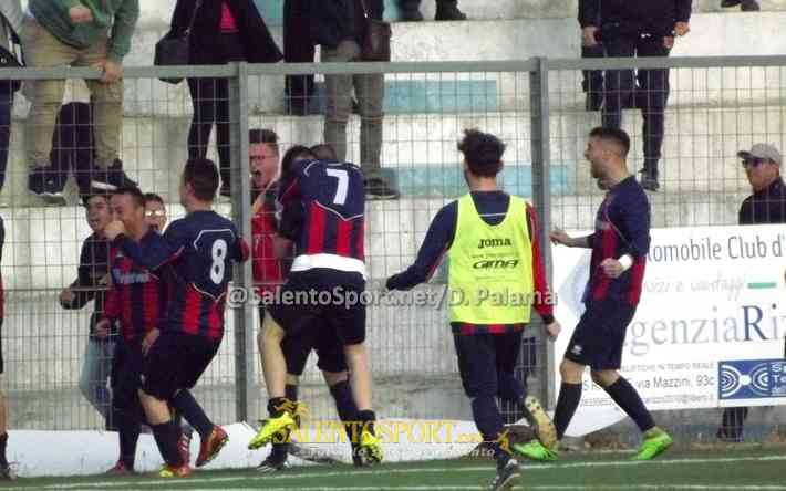 Racale-Carovigno 0-1 240416 playout SS Palamà foto 19 Carlucci abbraccia Lanzillotti Thomas al gol