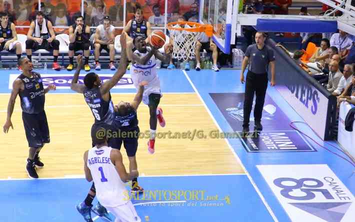 Scott in azione - Enel Brindisi vs Trentino 021016 SS Giannuzzi