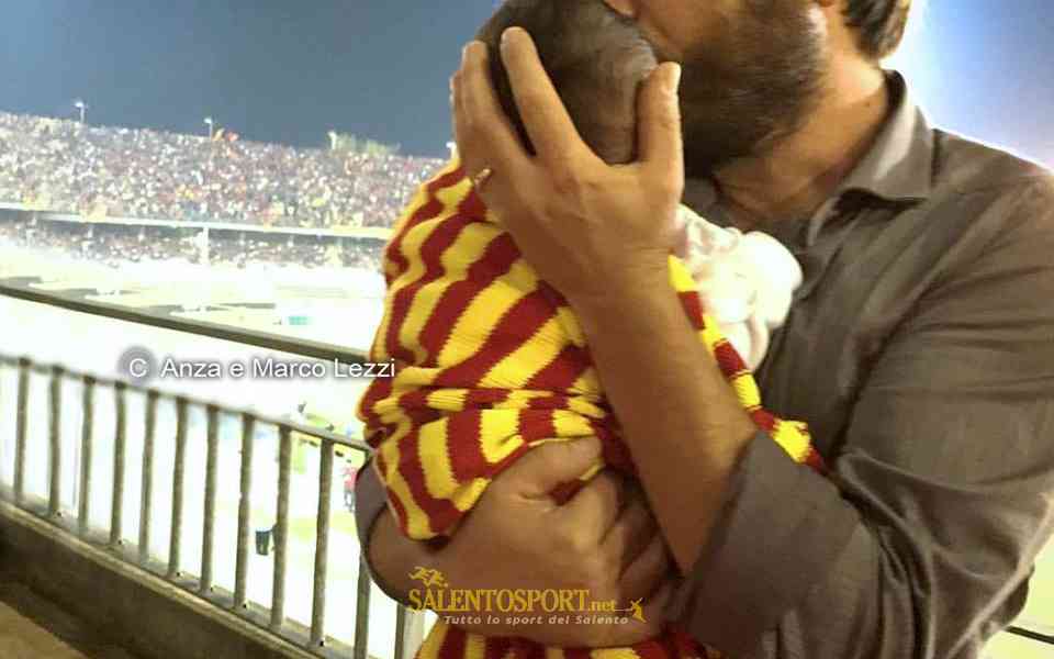 Beatrice al "Via del Mare" in braccio al suo papà